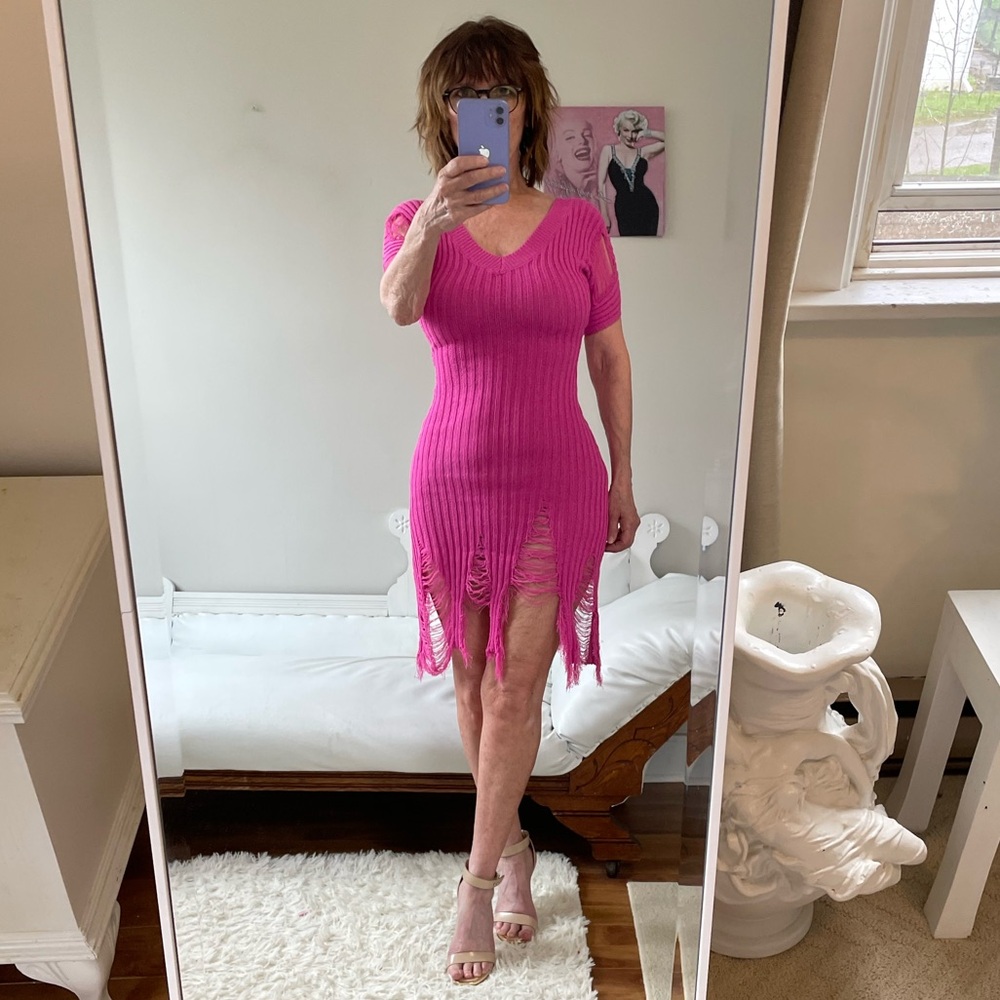 HOT PINK SHORT SLEEVE DRESS SHREDDED HEM SLEEVES VEE NECK RIBBED KNIT FORM FIT